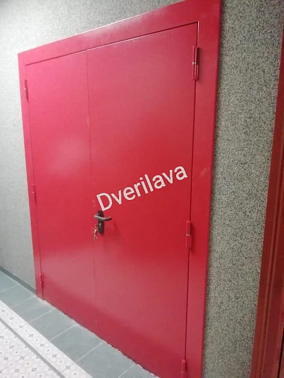 Противопожарная красная дверь двупольная